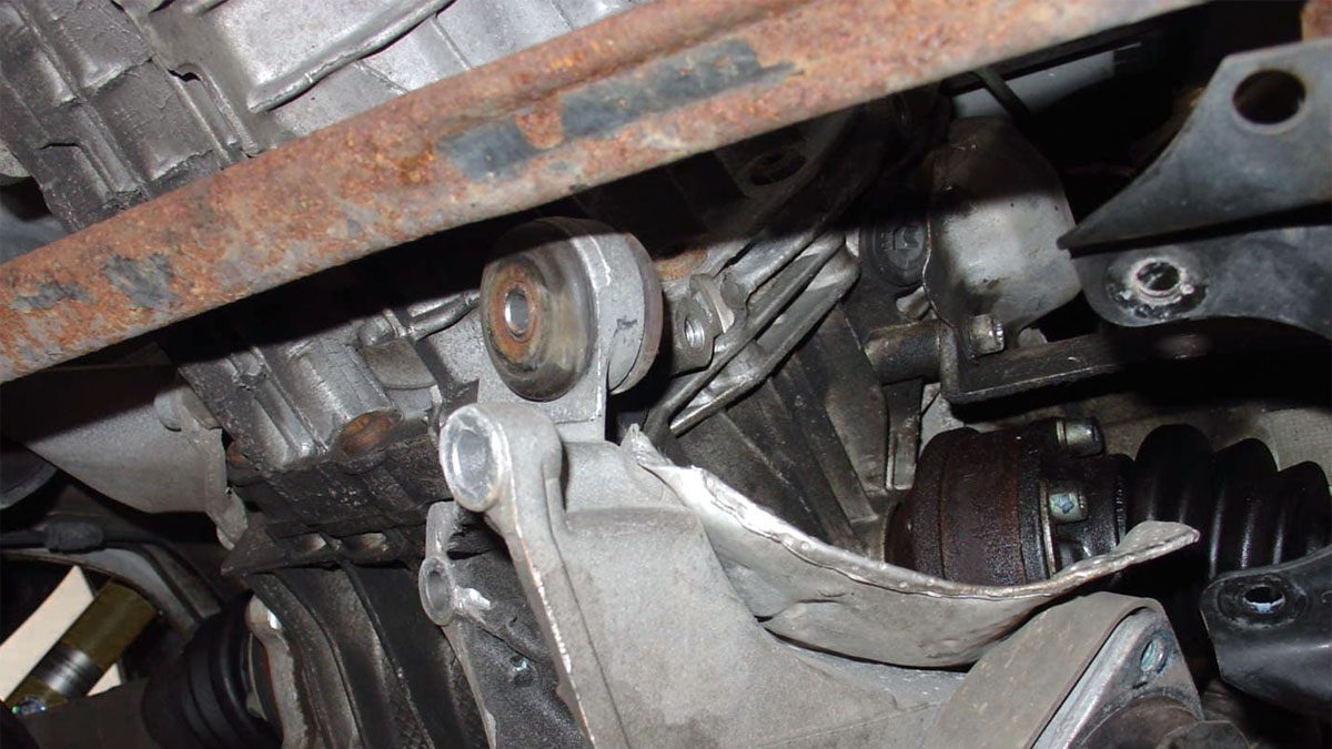 6 tegn på et svigtende transmissionsbeslag (og udskiftningsomkostninger)